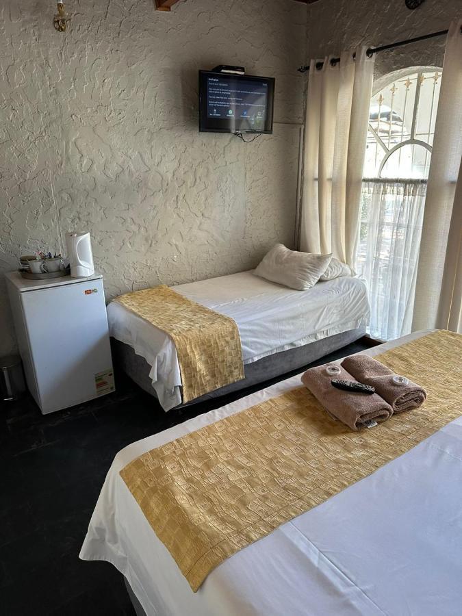 Just Tiffany Guest House & Conference Facility พ็อตเชฟสตรูม ภายนอก รูปภาพ