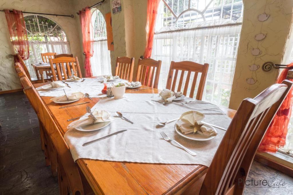 Just Tiffany Guest House & Conference Facility พ็อตเชฟสตรูม ภายนอก รูปภาพ